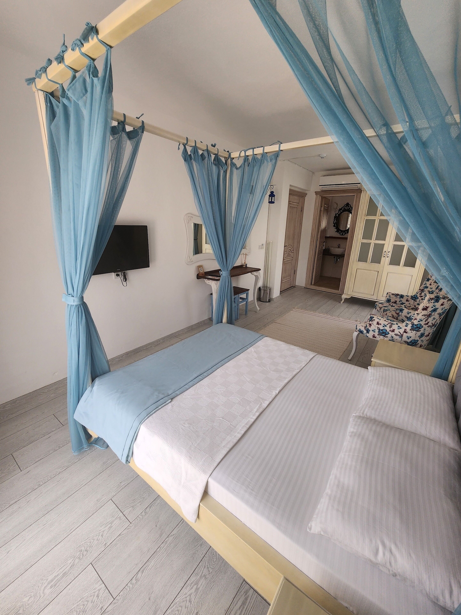DELUXE, TRIPLE, BALCONY