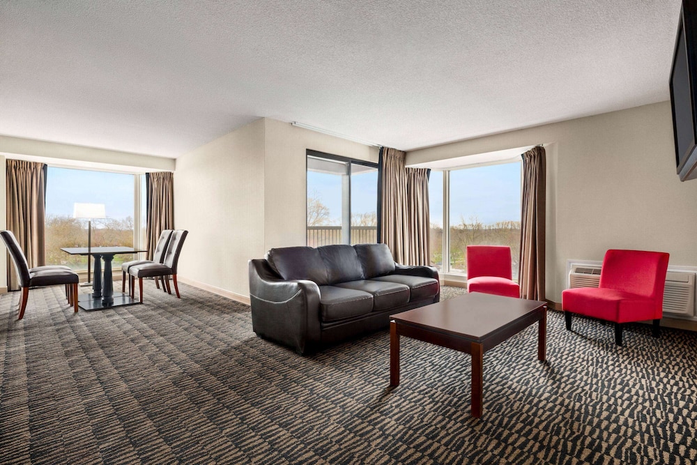 Ramada Plaza By Wyndham Niagara Falls 52/79