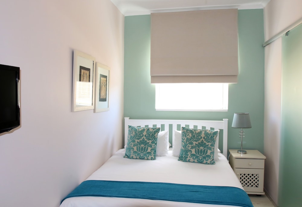 Dolphin Inn Guest House 32/74