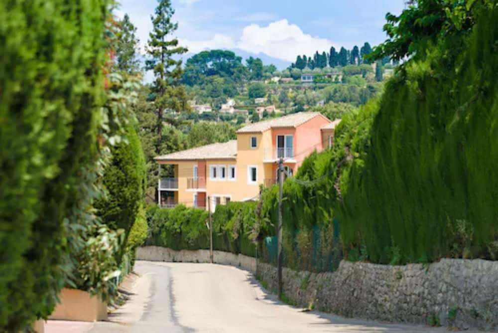 Adonis Mougins 51/54