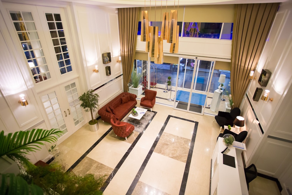 A Royal Suit Hotel 23/32