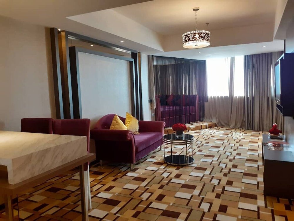 Grand Paragon 38/43