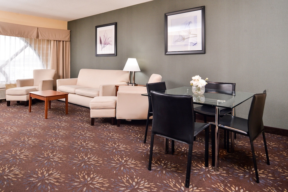 Holiday Inn Express Hotel Suites West Chester 67/76