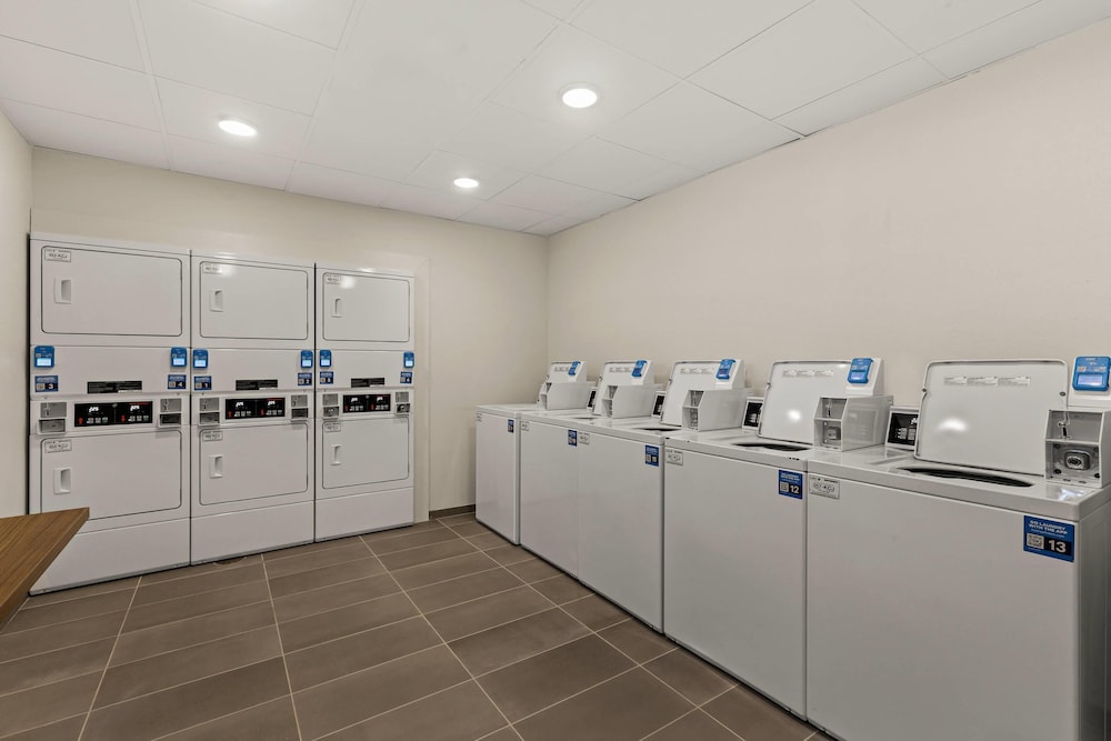 Everhome Suites Denver Airport 34/40