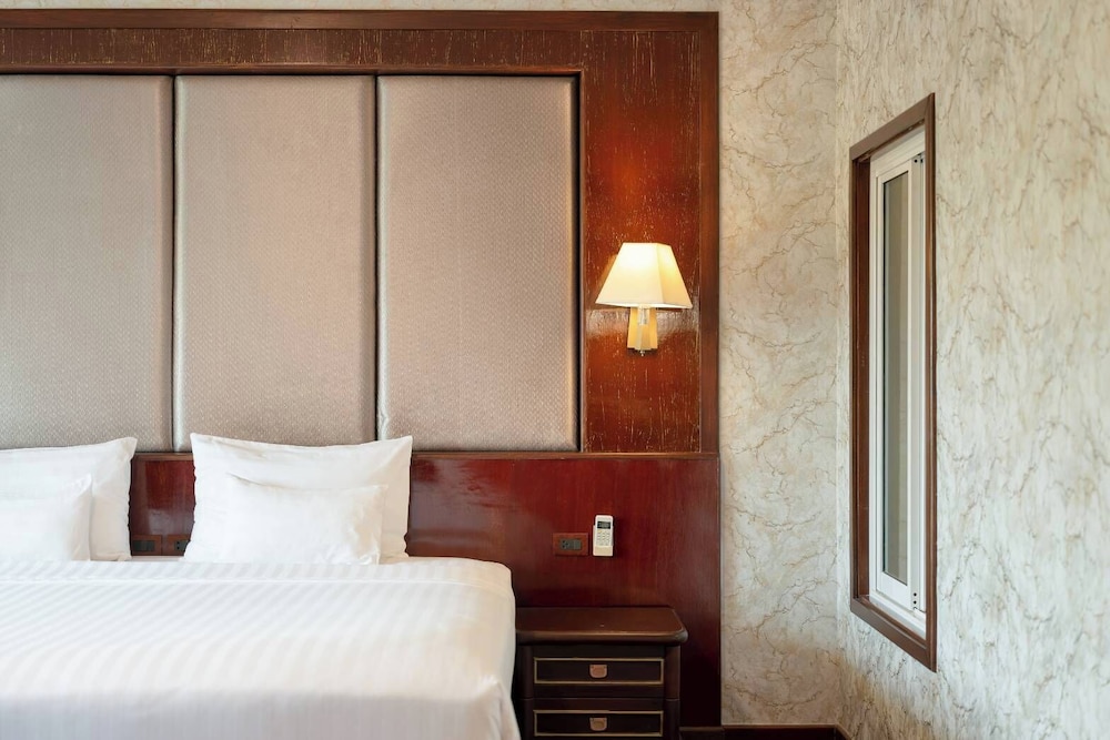 غرفة جونيور بسرير مزدوج، Erawan Hotel 8/9