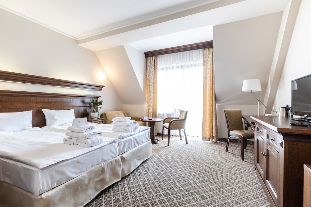 ROOM, DOUBLE OR TWIN BED