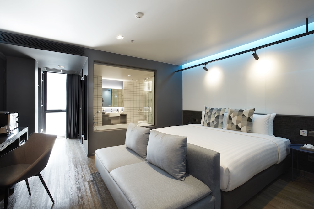 The Quarter Hotel Silom By UHG 18/68