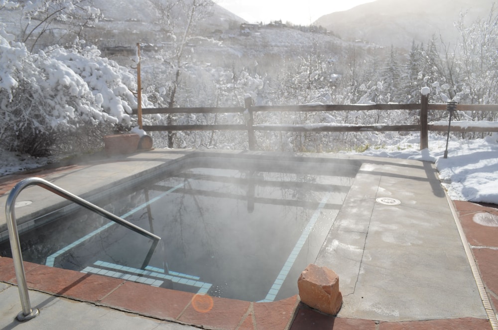 Aspen Meadows Resort 11/68