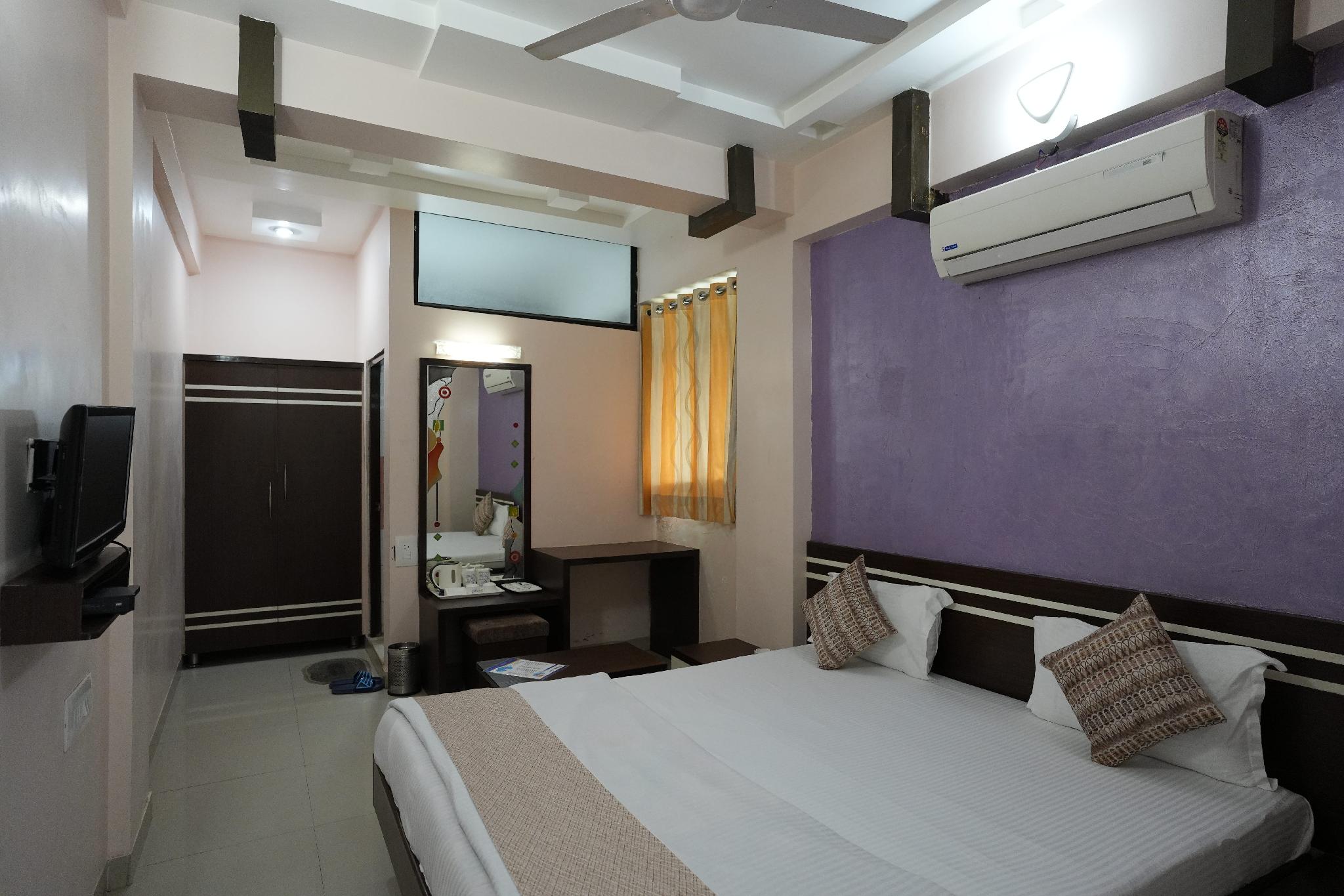 Standard, Double Bed, with Fan، Treebo Skylon Hotel 2/2
