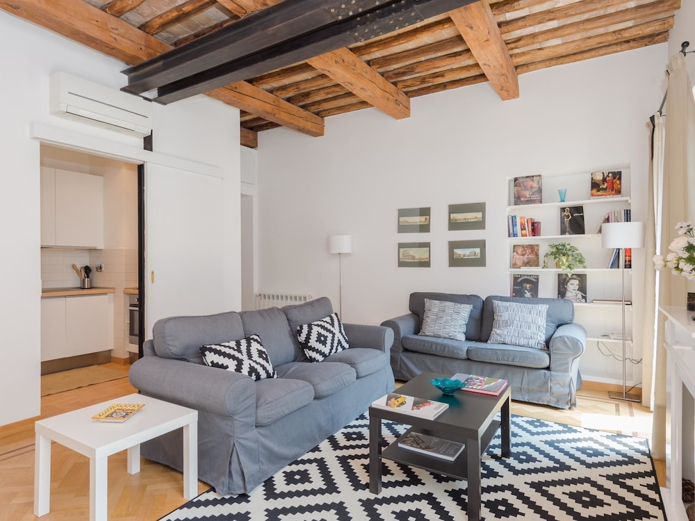 RSH Trevi Fountain Luxury Apartment 17/39