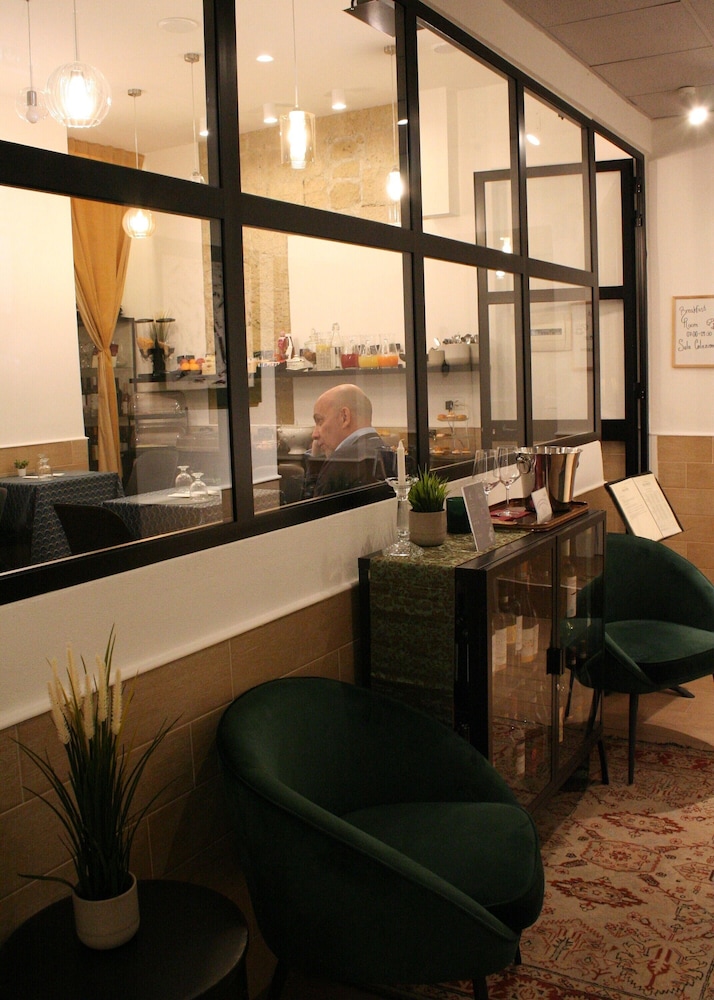 H22 Hotel 14/22