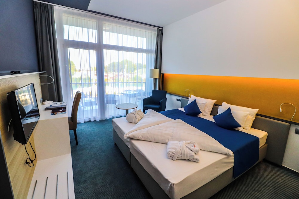 Superior, King Bed, Lake View