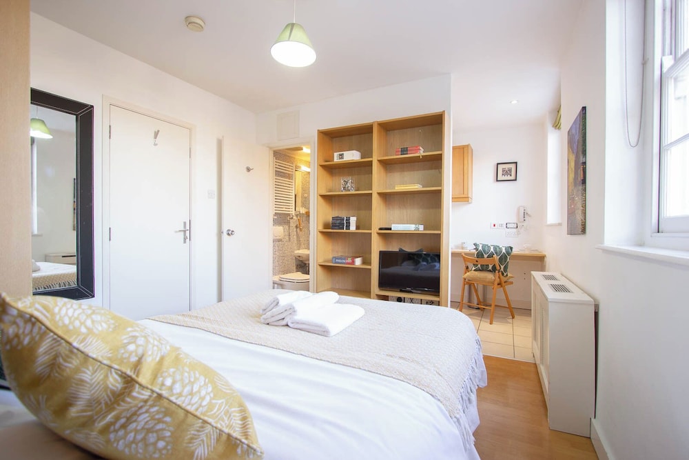 Studios 2 Let North Gower 24/75