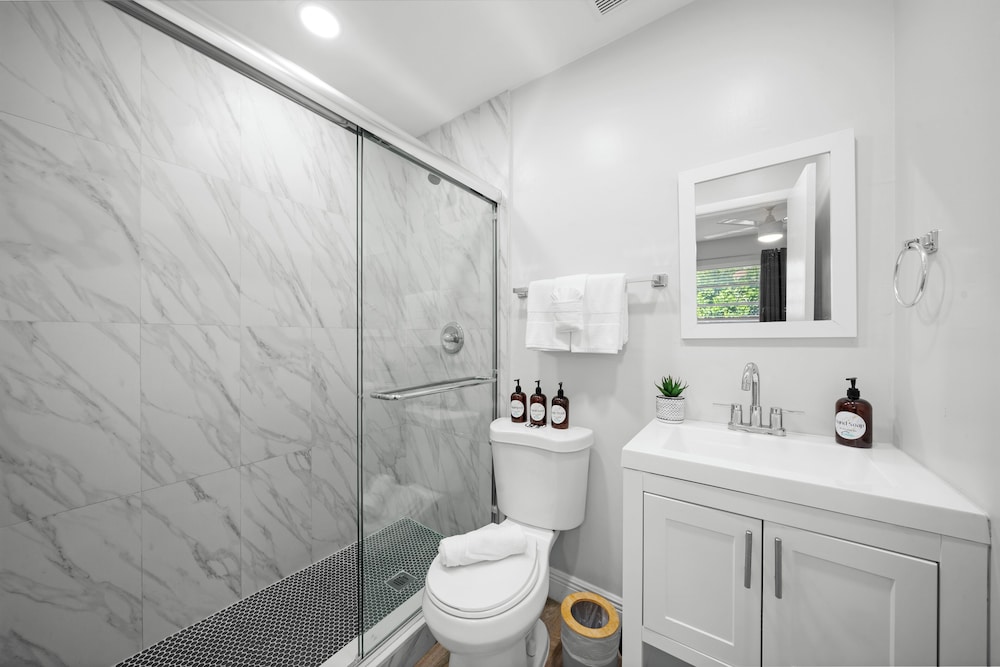 Bayview Regency Apartments By Lowkl 46/50