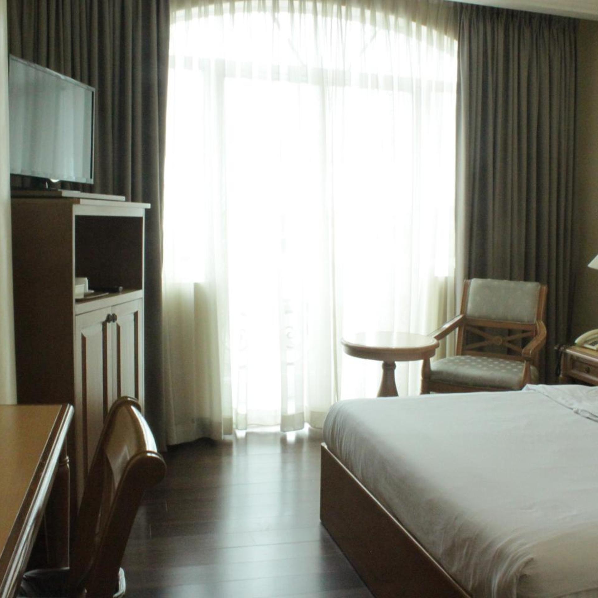 The Grand Dame Hotel 22/92