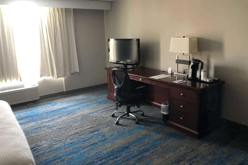 Ramada by Wyndham Cleveland Independence 44/56
