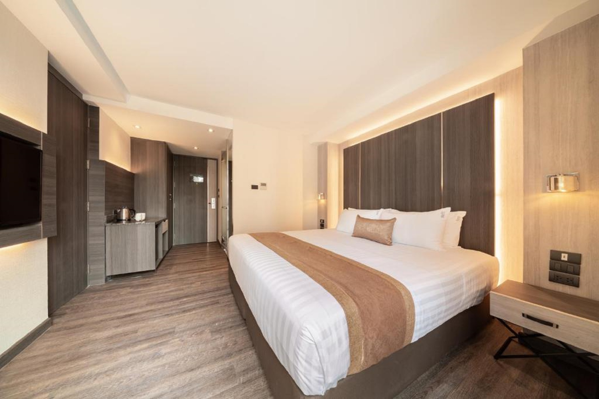 DELUXE ROOM
