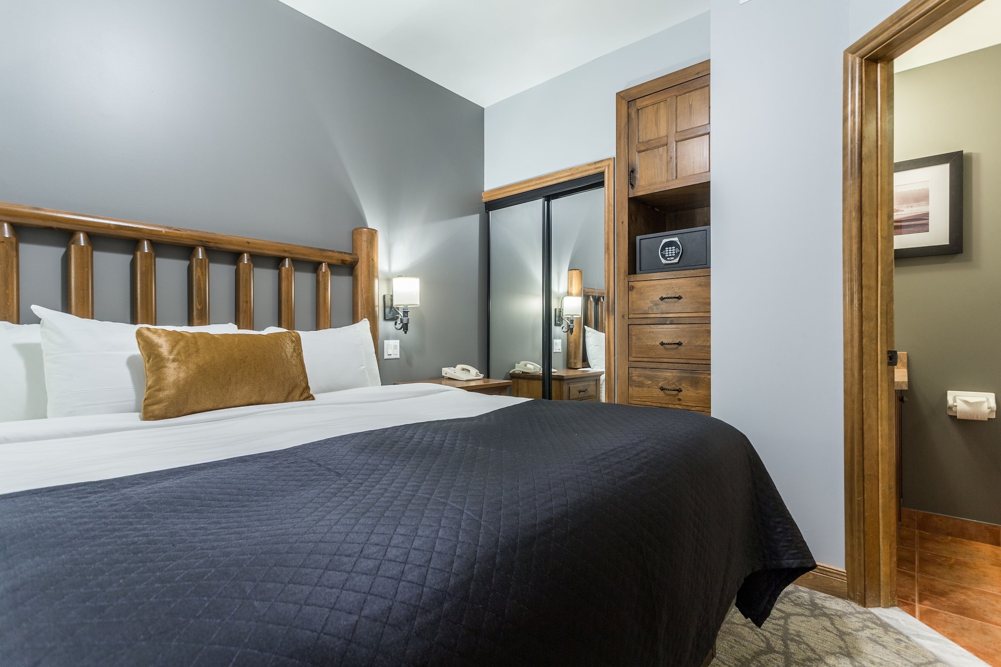 DELUXE, SUITE, LAKE VIEW