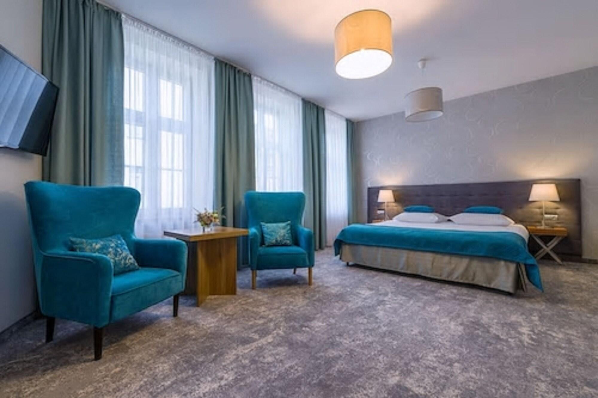 Patio Hotel 10/45