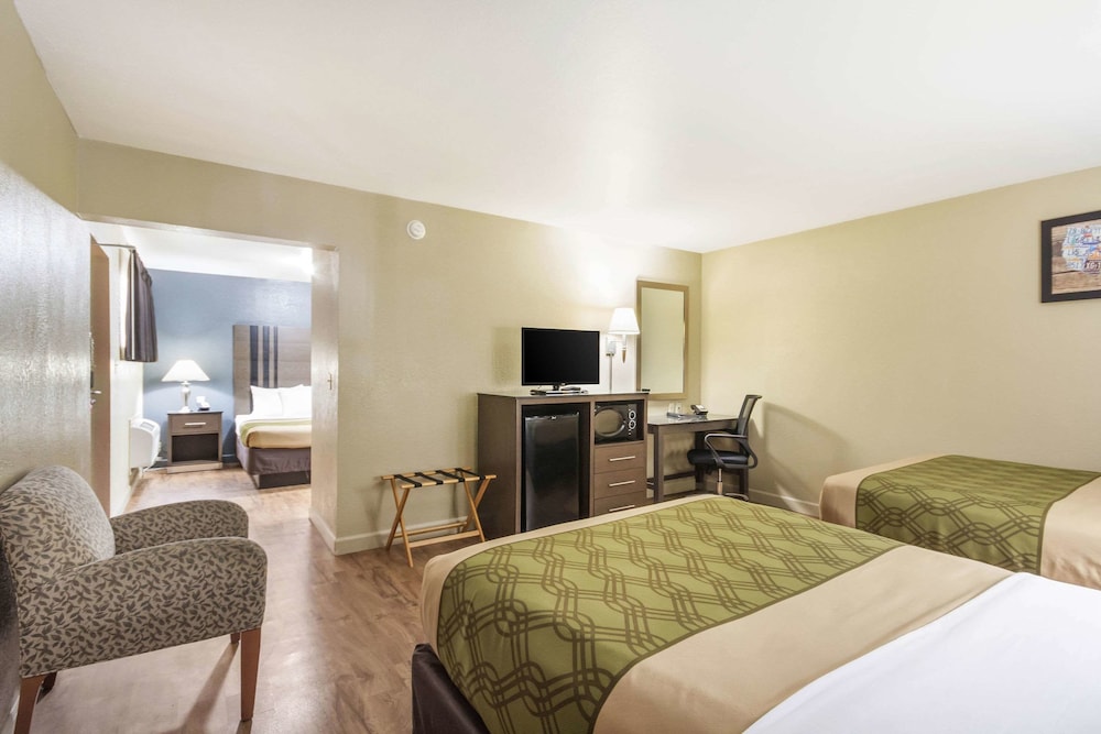 Econo Lodge Inn and Suites I-35 at Shawnee Mission 8/32