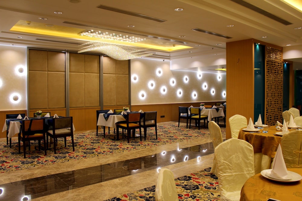 Blu Feather Hotel & Spa 63/69