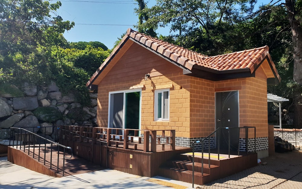 Pyramid Red Clay Pension 1/26