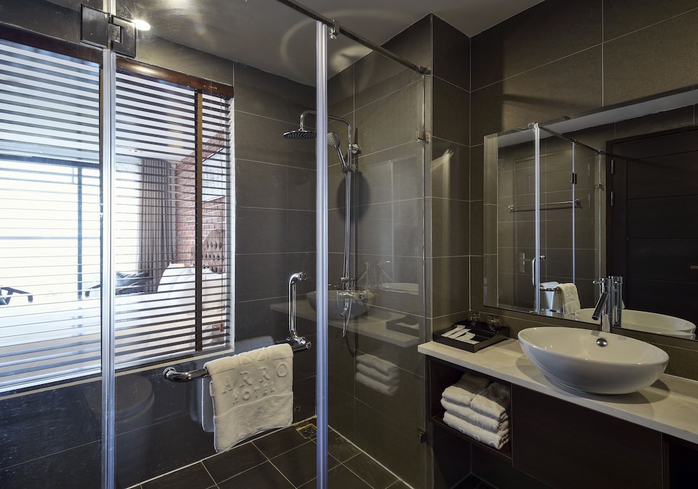 The Marron Hotel 46/50