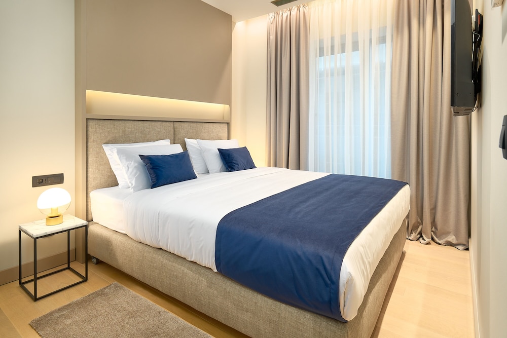 DELUXE, SUITE