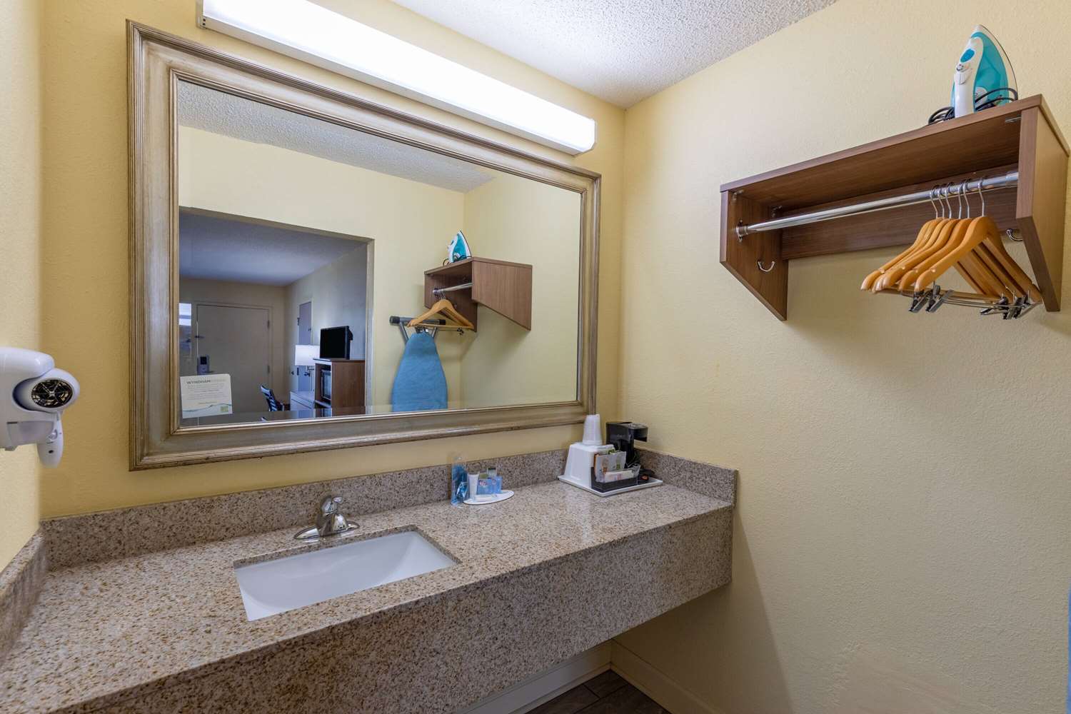 Days Inn by Wyndham Florence/I-95 North 39/42