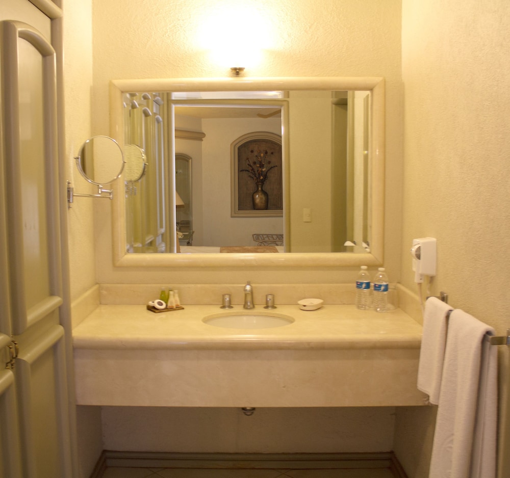 HOTEL AND SUITES QUINTA MAGNA 33/34