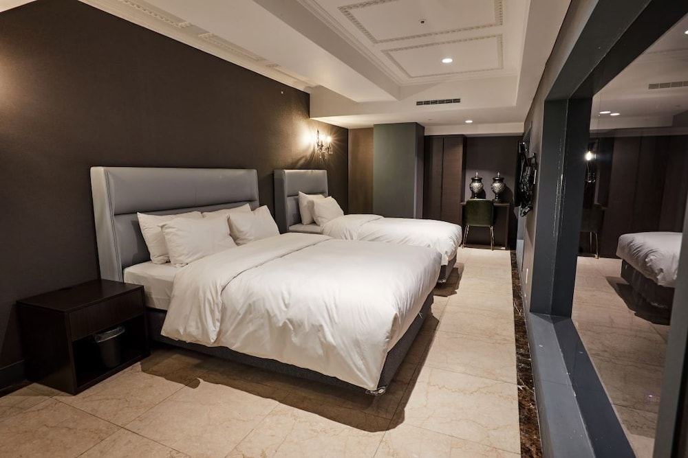 Signature, Pool, Villa، Partyz Hotel 2/2