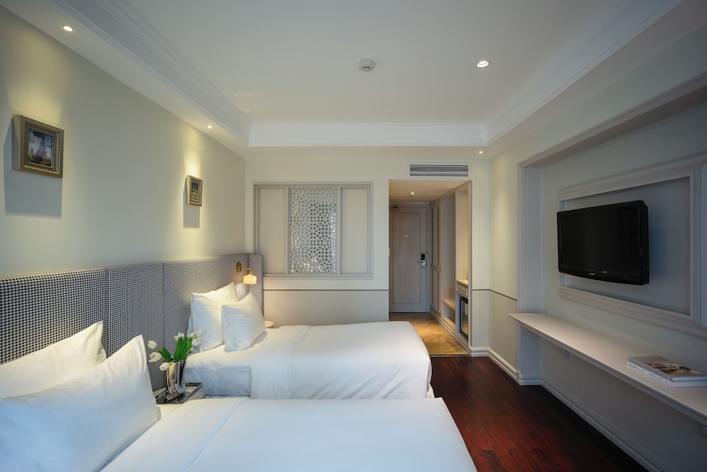 ROOM, TWIN BEDS, CHIC WING