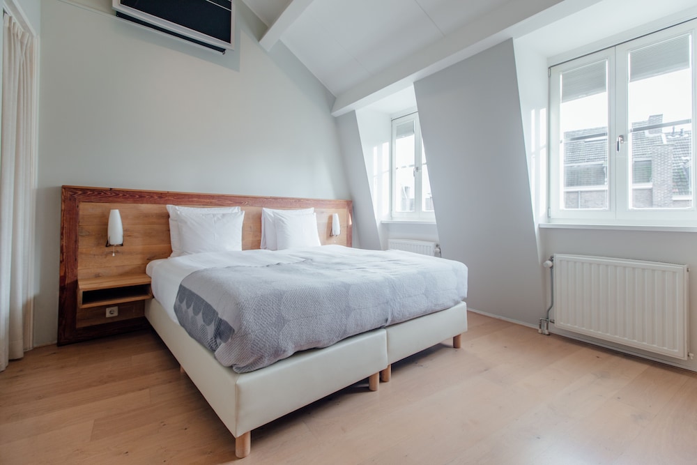 2 BEDROOMS, STANDARD, TRIPLE, TERRACE