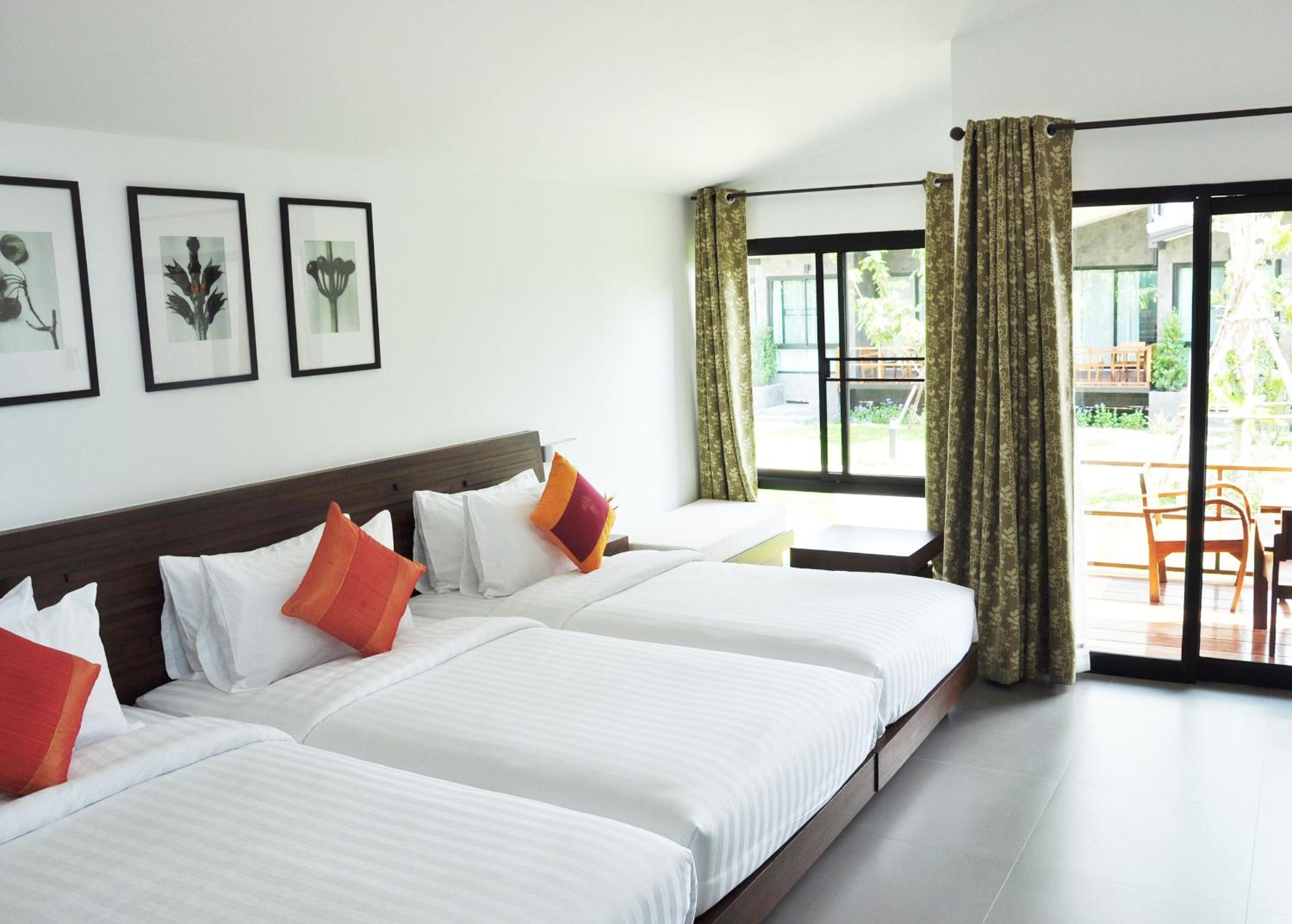 DELUXE, TRIPLE, 3 BEDS