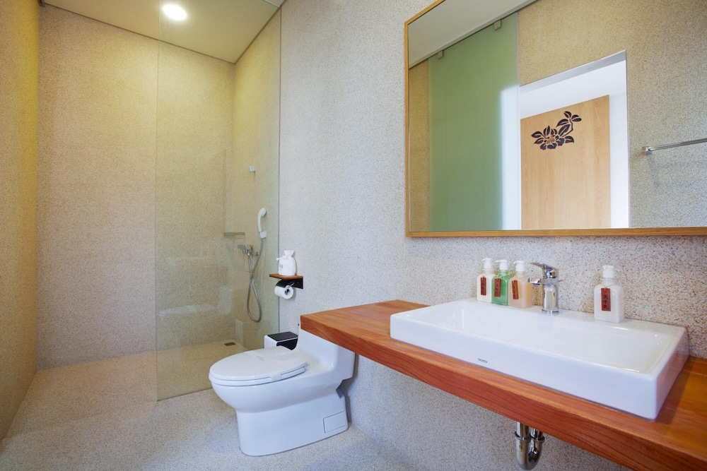 Wood Whispering Residence 27/29