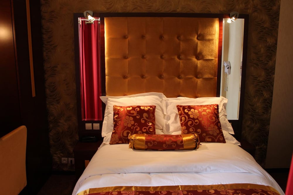 BUTTES CHAUMONT HOTEL 23/30