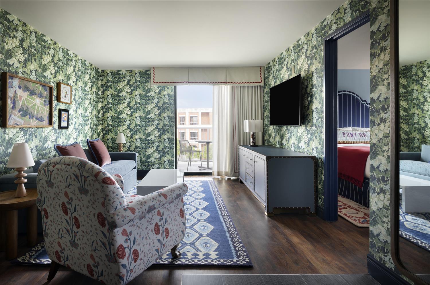 Graduate, Suite, King Bed, University View