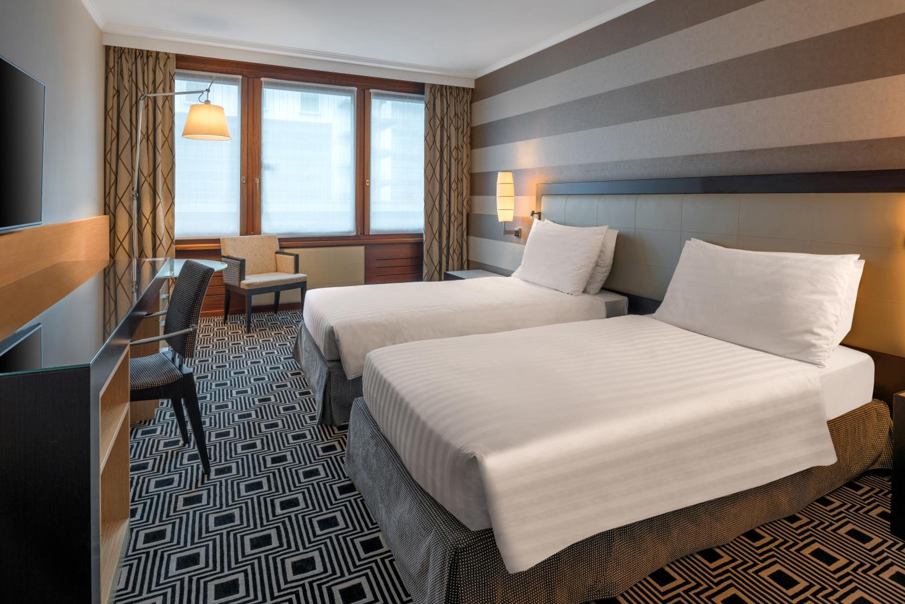 Connecting, Family, King and Twin Beds