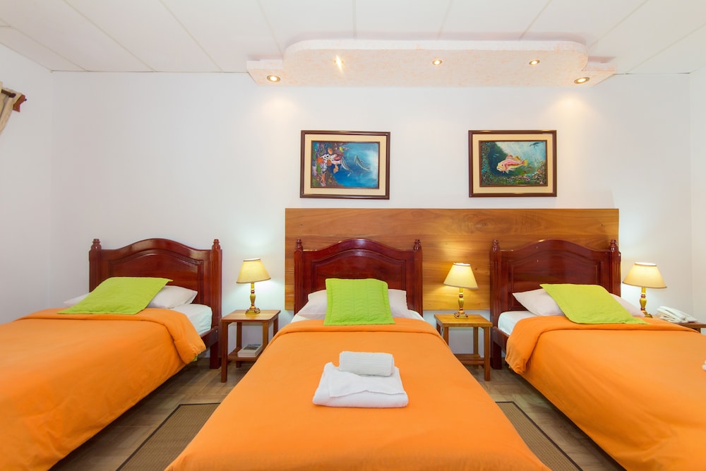 Twin Lodge Galapagos Hotel 10/68