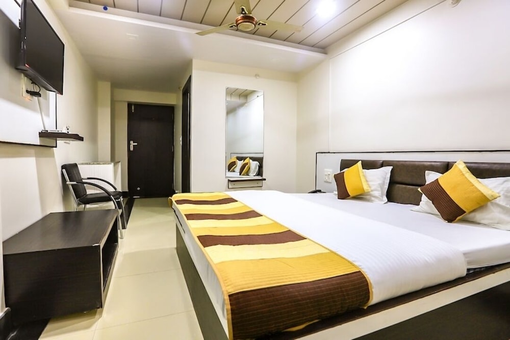 Oyo 11840 Hotel Venus 8/23