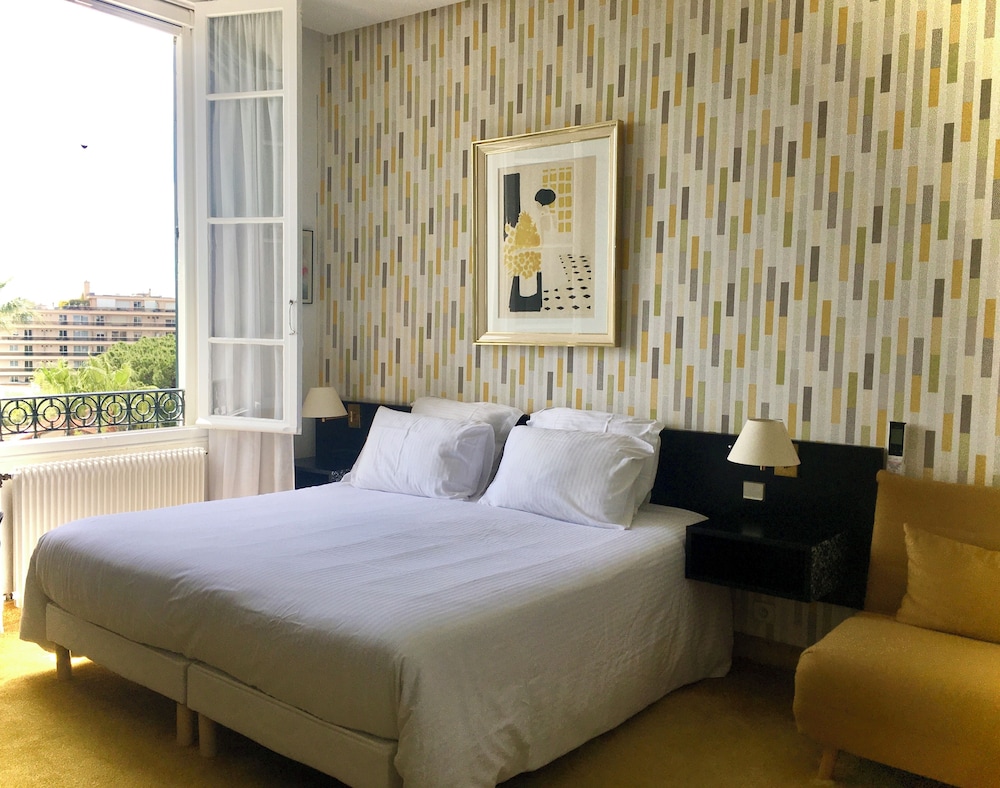 SUPERIOR, QUEEN BED, POOL VIEW