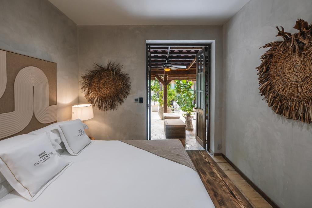 Courtyard, King Bed