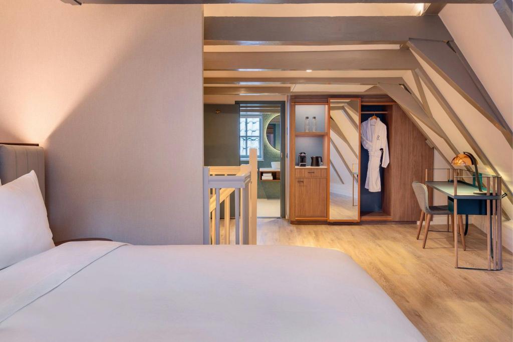1 Bedroom, Signature, Suite, King Bed, Street View, Club Lounge Access