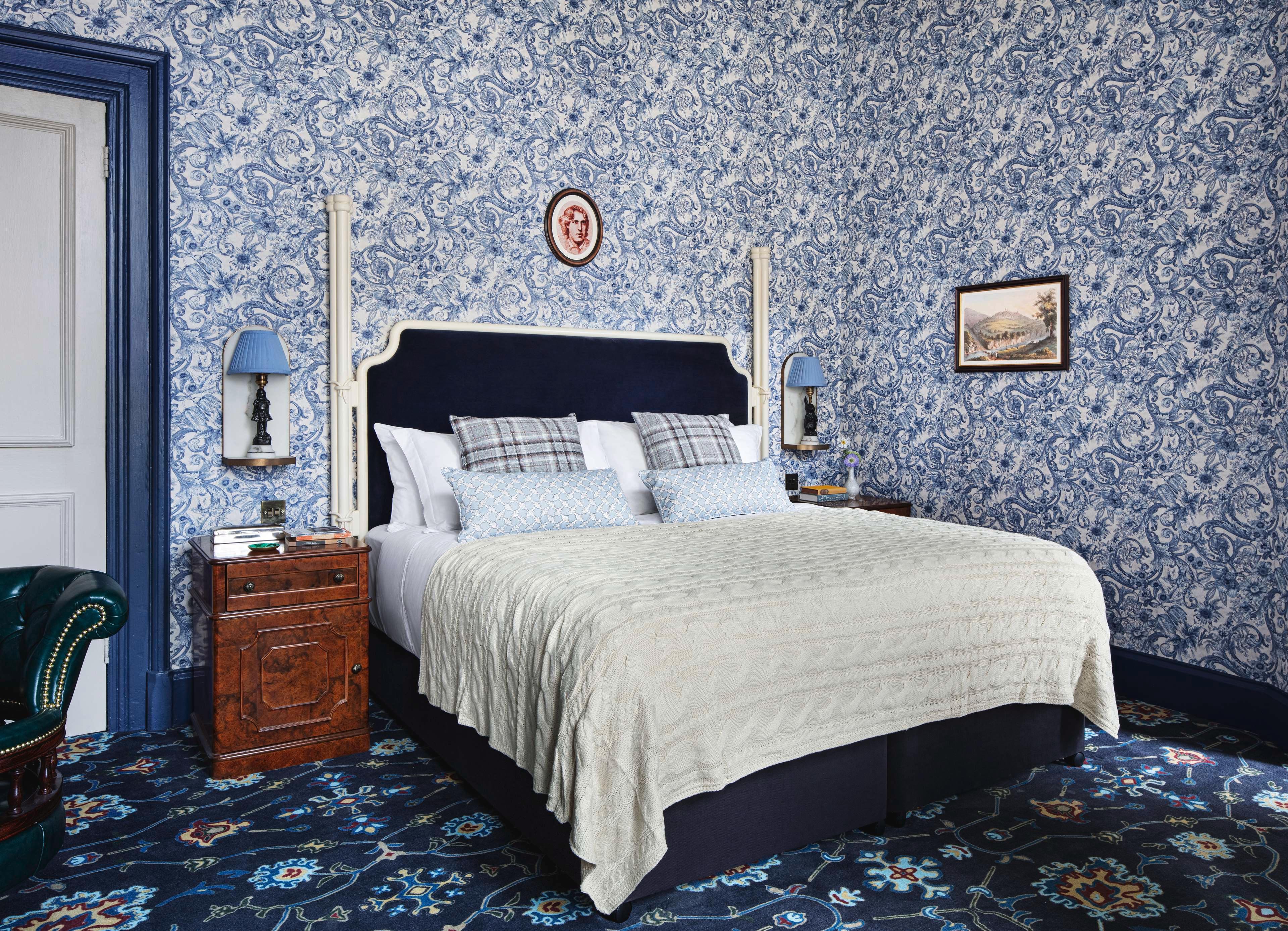 GRADUATE, DOUBLE BED