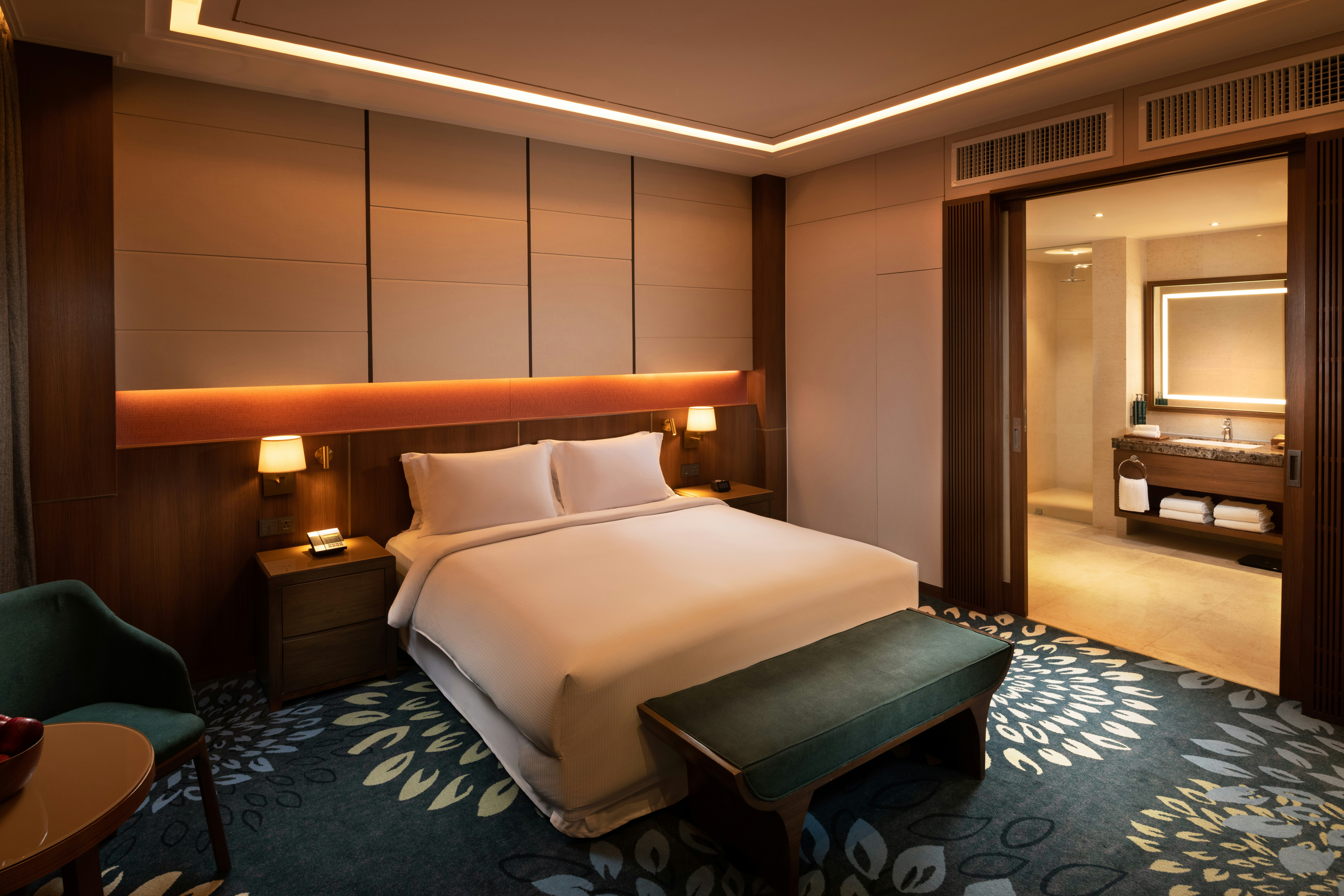 1 BEDROOM, SUITE, KING BED