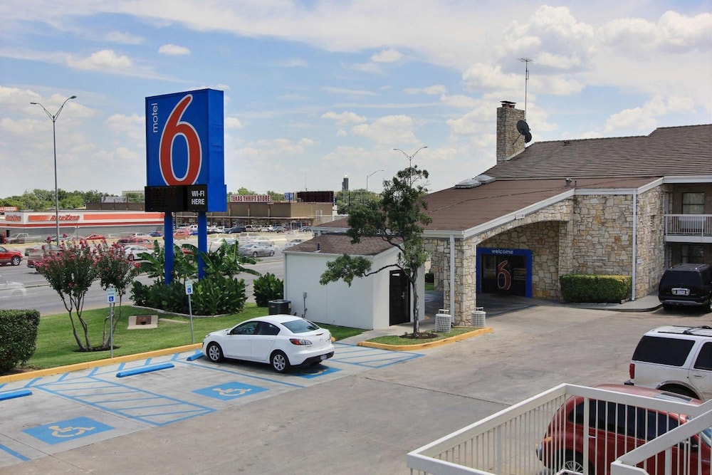 Motel6 Austin, TX - Central Downtown UT 43/53