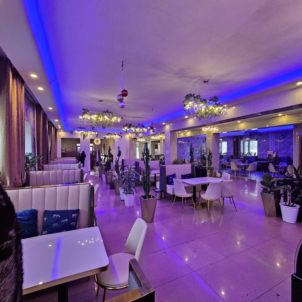Land Hotel 40/50