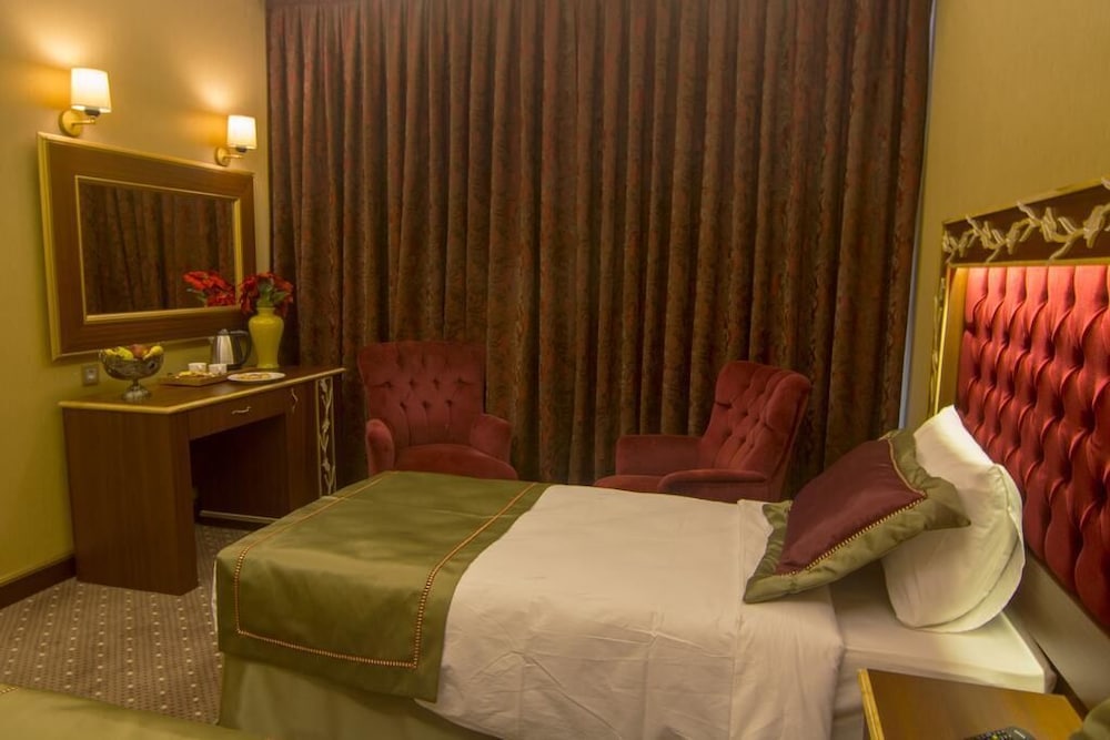 MB DELUXE HOTEL 37/59