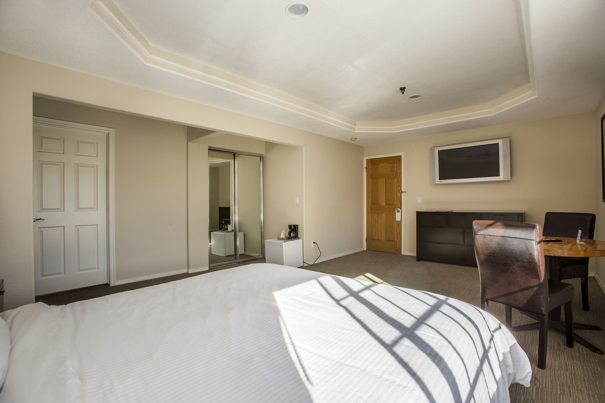 STANDARD, QUEEN BED
