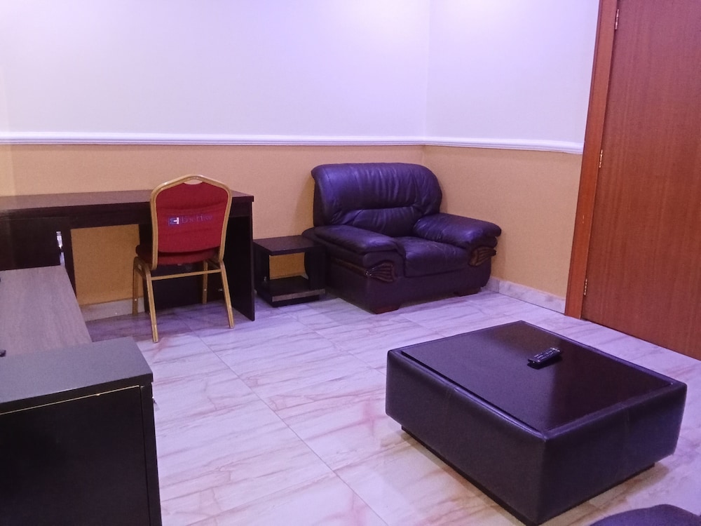 B's Hive Hotel & Suites 16/30